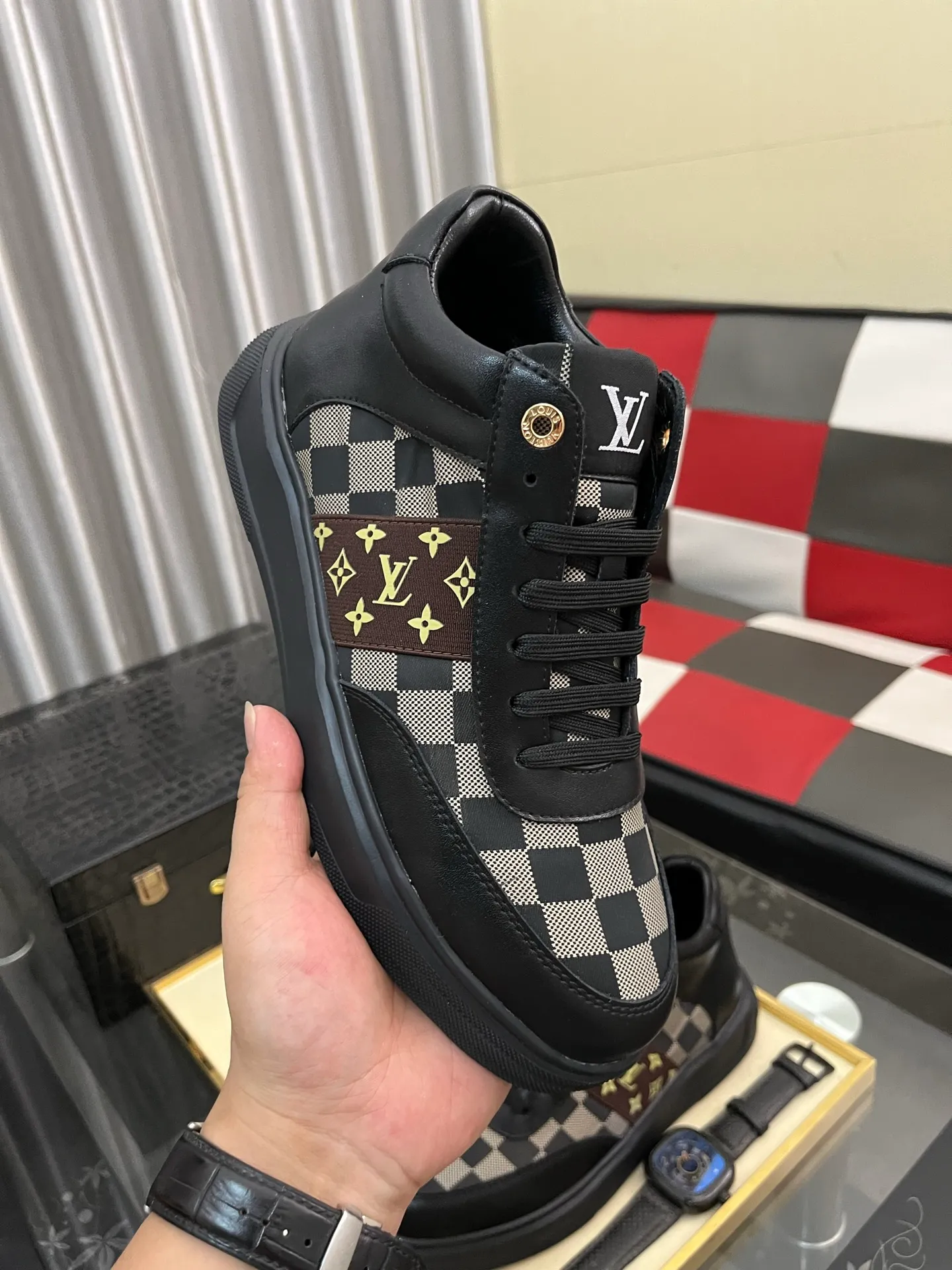 Men's shoes💰: 420⌚️⌚️"LOUI* VUITTO*" popular men's casual shoes, genuine Italian development💯purchase level quality✔️The upper is made of first-layer cowhide, comfortable and soft sheepskin foot pads⚡️Fashionable and versatile. The toe last shape is firm and full, and the soles are made from LV original molds and can be moved in and out of the counter at will. Light and comfortable on the foot~purely handmade, details determine quality! Size:38-442️⃣Colors available